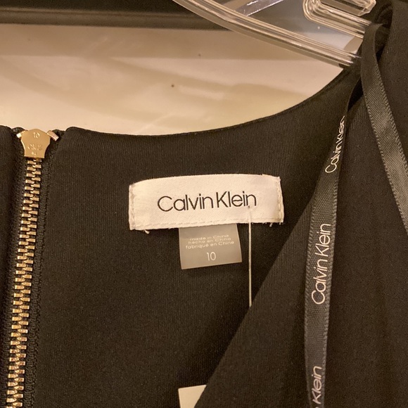 Black full skirt sleeveless cap sleeve V neck dress - Picture 2 of 7